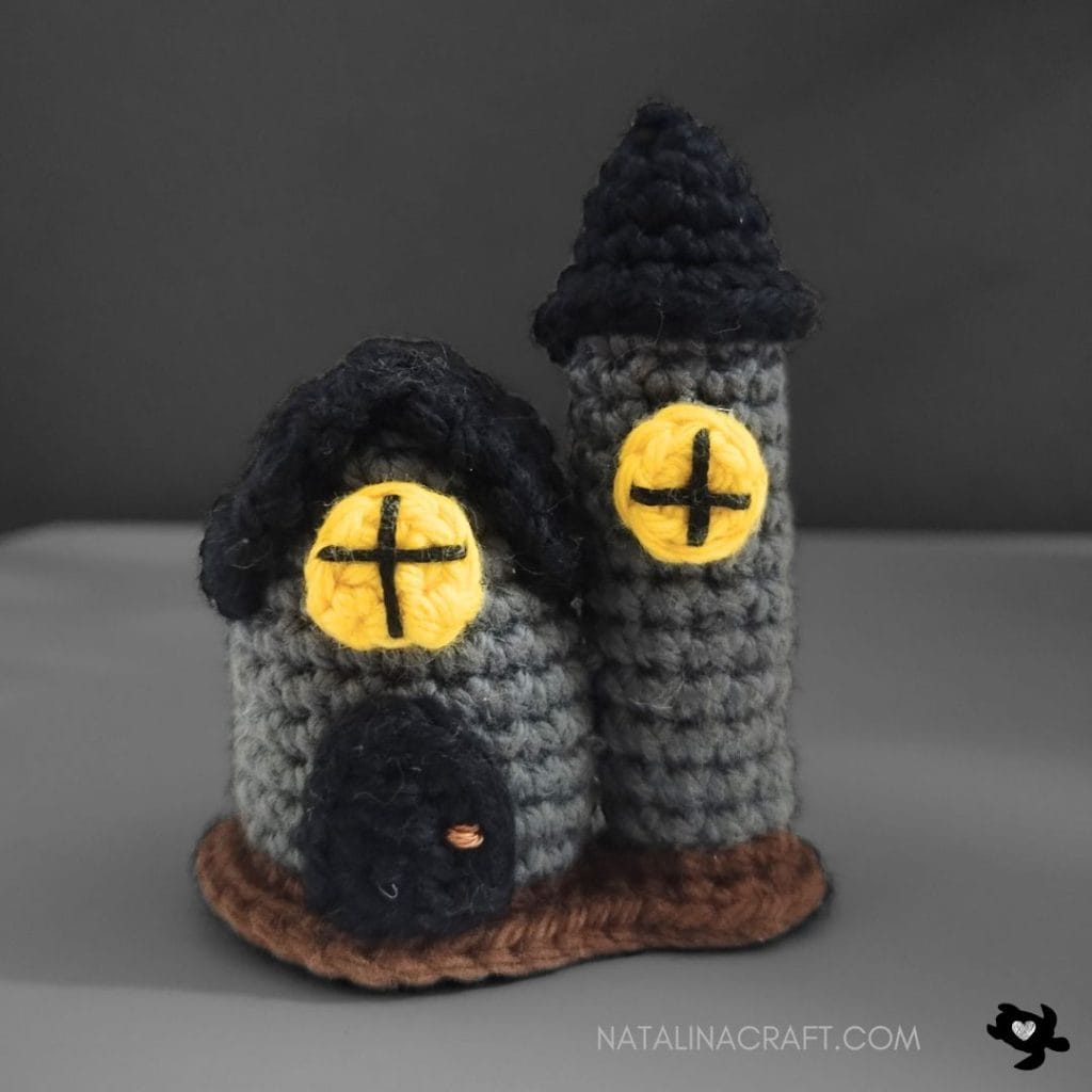 Free Crochet Pattern – Haunted Manor Dollhouse