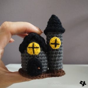 Free Crochet Pattern – Haunted Manor Dollhouse