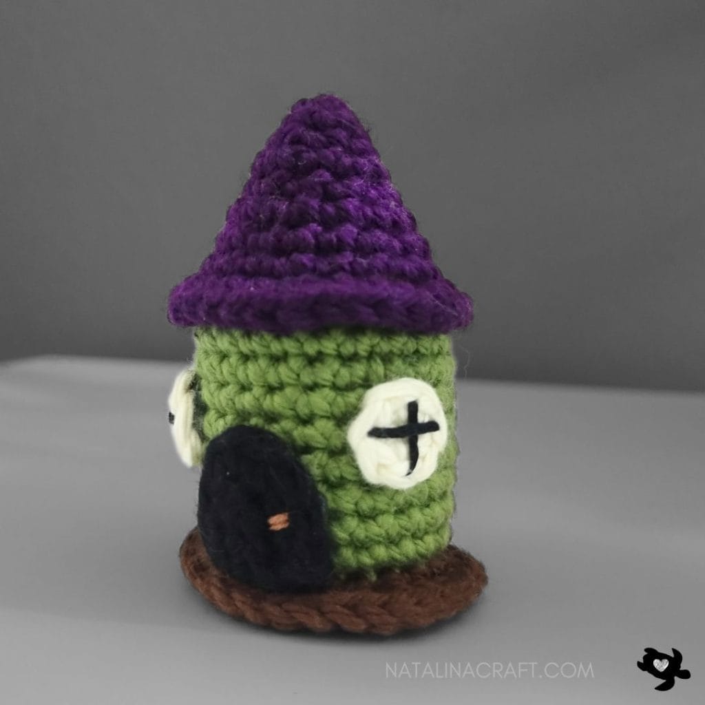 Free Crochet Pattern – The Witch's hut Dollhouse
