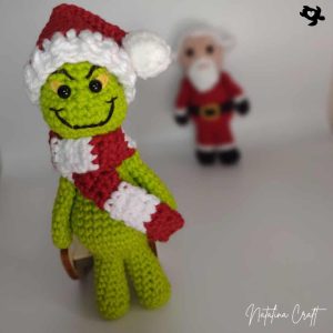 crochet grinch with christmas hat